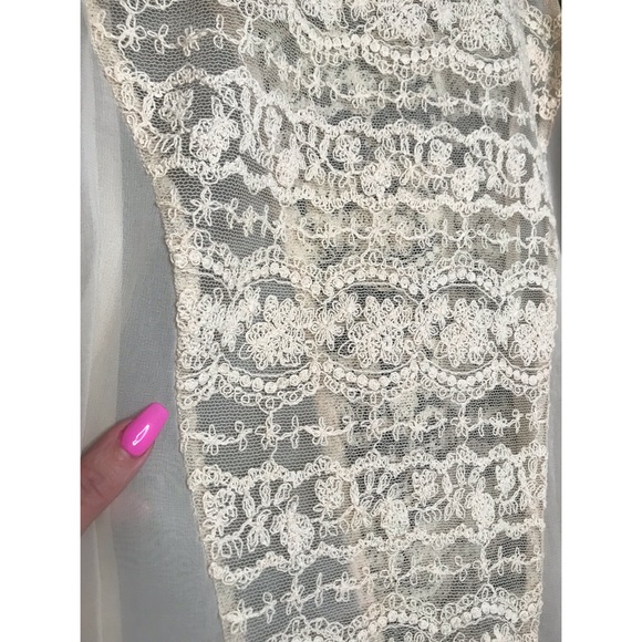 Beautiful cream, lace, sheer boho style high-low top, size small - Picture 8 of 11